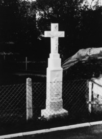 La croix a été érigée en 1788, puis restaurée en 1875 (photographie du service régional de l'inventaire de Lorraine).