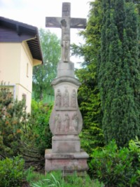 Datant de 1883, la croix Baquen se situe en bordure de la rue de l'Abbé-Jean-Jacques-Kieffer, à Bitche, et présente sur le fût six saints répartis en deux registres.