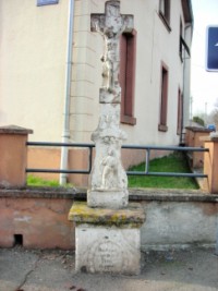 La croix monumentale érigée à l'angle des rues Schellenthal et de l'abattoir.