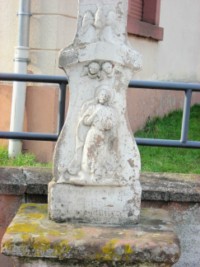 Le fût-stèle de la croix située à l'angle des rues Schellenthal et de l'abattoir.