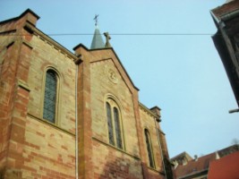 Vue latérale de l'église protestante de Bitche.