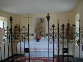 Dans le chœur de la chapelle, la statue de saint Sébastien est entourée par celles de saint Wendelin et de saint Roch (photographie de la communauté de paroisses Saint-Bernard de Bitche).