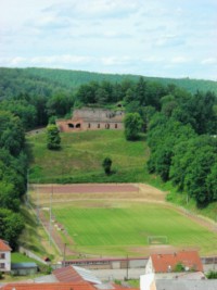 Le fort et le terrain de football installé à ses pieds, à l'emplacement de l'ancien camp retranché des hommes du commandant Teyssier.