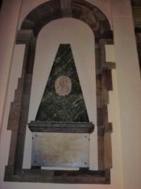 Un monument est élevé en l'honneur du comte de Bombelles, gouverneur de la place de Bitche entre 1740 et 1760.