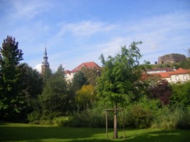 Le clocher de l'église Sainte-Catherine vu depuis le parc municipal du Stadtweiher.