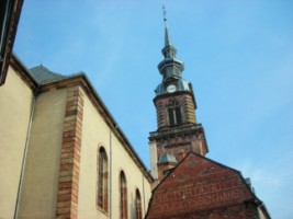 Le clocher de l'église Sainte-Catherine depuis la rue du Maréchal-Foch.