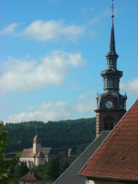 Le clocher de l'église catholique Sainte-Catherine et en arrière-plan, le collège Saint-Augustin.