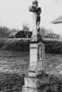 Une croix de chemin est érigée en bordure de la rue nationale (photographie du service régional de l'inventaire de Lorraine).