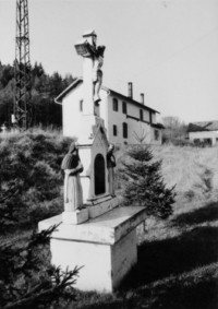 Le calvaire est érigé en 1844 et restauré en 1920 (photographie du service régional de l'inventaire de Lorraine).