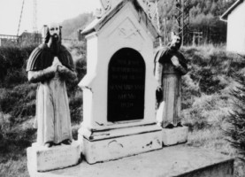 Les statues en ronde-bosse de saint Bernard et de saint Ignace encadrent le fût (photographie du service régional de l'inventaire de Lorraine).