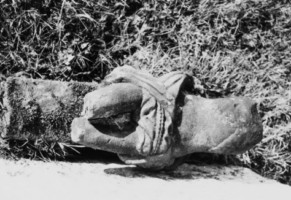 Les vestiges du croisillon initial avaient été replacés au pied du calvaire (photographie du service régional de l'inventaire de Lorraine).