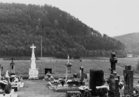 Une croix est érigée dans le cimetière, située dans la rue de l'église (photographie du service régional de l'inventaire de Lorraine).