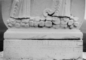 Une inscription est gravée à la base du fût-stèle (photographie du service régional de l'inventaire de Lorraine).