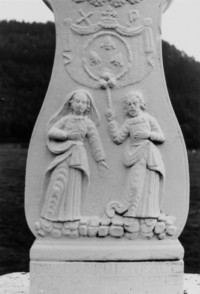 La Sainte Vierge et saint Joseph apparaissent sur le fût (photographie du service régional de l'inventaire de Lorraine).