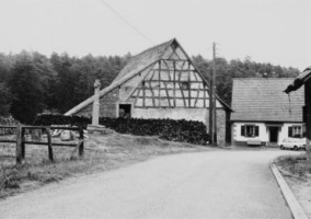 La croix monumentale est érigée au centre du hameau de Waldeck (photographie du service régional de l'inventaire de Lorraine).
