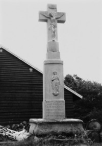 La croix monumentale date de la fin du XVIIIe siècle ou du début du XIXe siècle (photographie du service régional de l'inventaire de Lorraine).