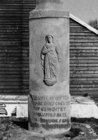 Une sainte femme, sans doute la Vierge du Calvaire, apparaît sur la face du fût (photographie du service régional de l'inventaire de Lorraine).