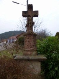 La croix date du XVIIIe siècle.