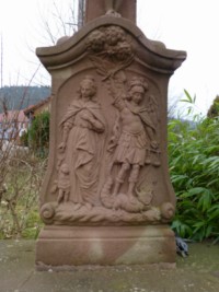 Une sainte femme et saint Michel sont représentés sur le fût.