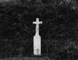 Une croix de chemin est érigée en bordure de la rue nationale (photographie du service régional de l'inventaire de Lorraine).