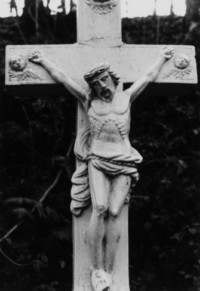 Trois têtes d'angelots ailées encadrent le Christ en Croix, à chaque extrémité du croisillon (photographie du service régional de l'inventaire de Lorraine).