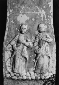 Surmontés du triangle de la Sainte-Trinité, sainte Catherine et un saint non identifié sont représentés sur le registre inférieur du fût-stèle (photographie du service régional de l'inventaire de Lorraine).