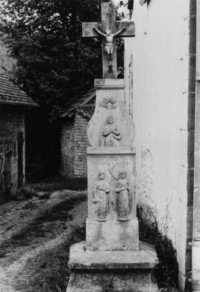 Une croix est érigée en bordure de la rue nationale (photographie du service régional de l'inventaire de Lorraine).