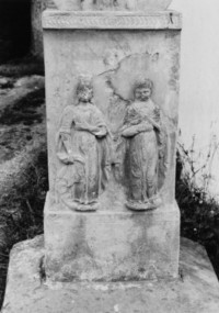 Sainte Catherine et un saint non identifié apparaissent sur le registre inférieur du fût-stèle (photographie du service régional de l'inventaire de Lorraine).