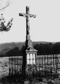 La croix est érigée en 1925 (photographie du service régional de l'inventaire de Lorraine).