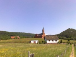 L'église de l'Exaltation de la Sainte-Croix domine le centre du village et de la vallée du Falkensteinerbach, du haut de son promontoire (photographie de Thomas Eschenbrenner).
