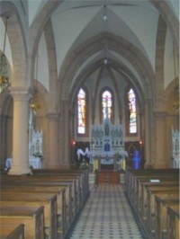 La nef de l'église de l'Exaltation de la Sainte-Croix d'Eguelshardt, érigée en 1854. Les transepts ont été aménagés, l'un en chapelle de pénitence d'où le confessionnal, l'autre en réplique de la grotte de Lourdes.