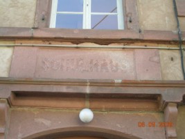 L'ancien bâtiment d'école du village d'Althorn : il porte encore l'inscription gravée " Schulhaus ", qui a été martelée (photographie de la section de Bitche du Club vosgien).
