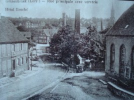La rue principale du village et la verrerie au début du XXe siècle.