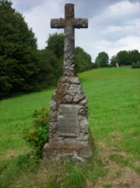 Datant de 1923, une croix de chemin se dresse sur le ban de la commune de Goetzenbruck, au croisement de la route menant au Breitenstein et à Ingwiller et de celle descendant vers le village de Meisenthal. Imitant la nature, la croix nous donne à voir un fût représentant un tas de pierres, tandis que le croisillon est à l'imitation du bois.
