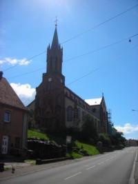 Dédiée à la Visitation de la Très Sainte Vierge, l'église néogothique de Goetzenbruck, de type basilical, est construite entre 1863 et 1866.
