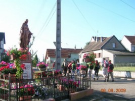 Un monument en l'honneur de la Sainte Vierge est érigé à Sarreinsberg (photographie de la section de Bitche du Club vosgien).