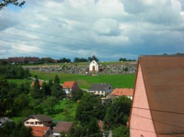 Le cimetière de Goetzenbruck depuis le parvis de l'église paroissiale.