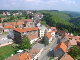 Le village de Goetzenruck et l'usine verrière au premier plan (photographie de la com. de com. du pays du verre et du cristal).