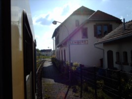 La gare du village, située sur la ligne Sarreguemines-Bitche, a la particularité d'être la gare la plus haute de la Moselle de par son altitude.