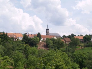 Le village de Liederschiedt, posé sur le rebord du plateau, surplombe la vallée du Grunnelsbach.