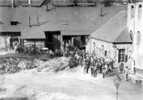 Sortie de l'usine au début du XXe siècle.