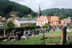 Le cimetière et l'église en contrebas.