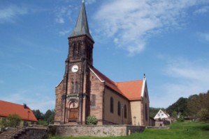 La façade de l'église (photographie de la com. de com. du pays du verre et du cristal).