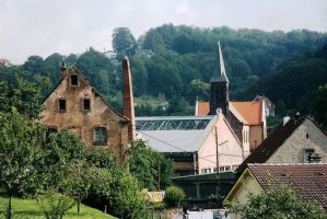 L'église paroissiale surplombe le village de Meisenthal et son usine.