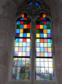 Une des deux fenêtres de la nef est d'une grande richesse.