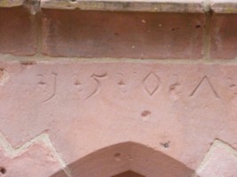 Le millésime 1504 est gravé sur le linteau de la porte de l'oratoire.
