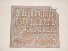 La pierre de fondation du château de Mouterhouse est remployée dans le mur Ouest de la chapelle. On peut y lire les indications suivantes : " Reinhart graff von Zweibrücken Lichtenberg und Bitsch " - Reinhardt comte de Deux-Ponts Lichtenberg et Bitche.