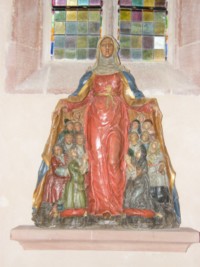 La statue de Notre-Dame de Bonsecours, sculptée dans un seul morceau de tilleul, surplombe le petit sanctuaire de Mouterhouse.