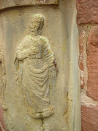Détail du fût, représentant sans doute la Très Sainte Vierge ou saint Jean.