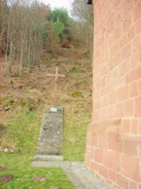 Une croix de mission est érigée à proximité de la chapelle.